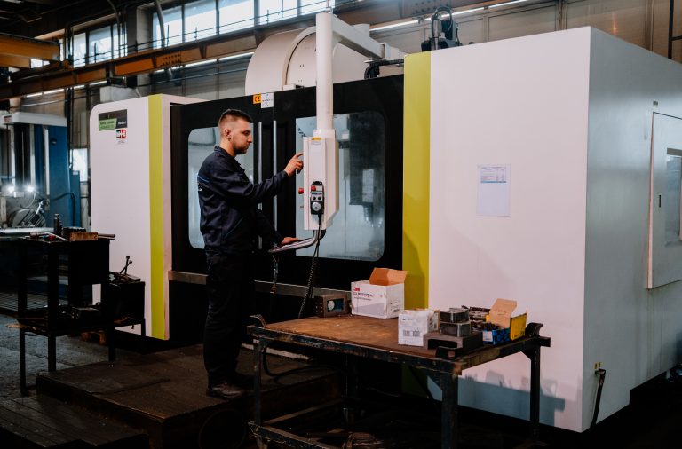 FORGÁCSOLÓ FÜGGŐLEGES CNC MEGMUNKÁLÓ KÖZPONTRA