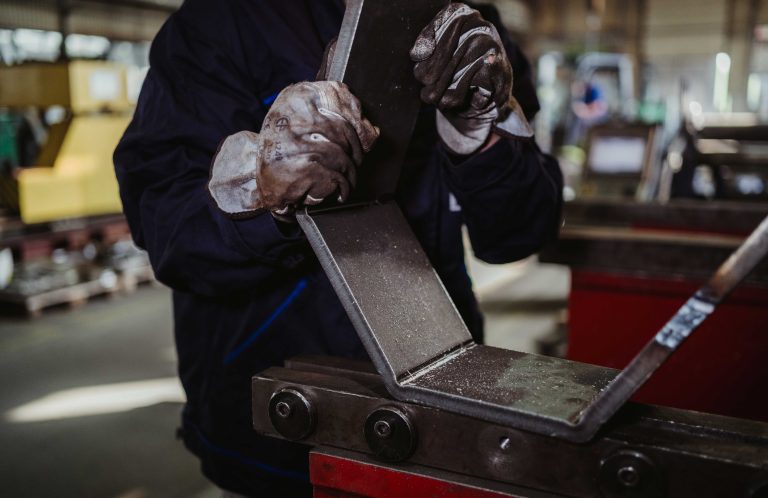 CNC ÉLHAJLÍTÓGÉP-KEZELŐ